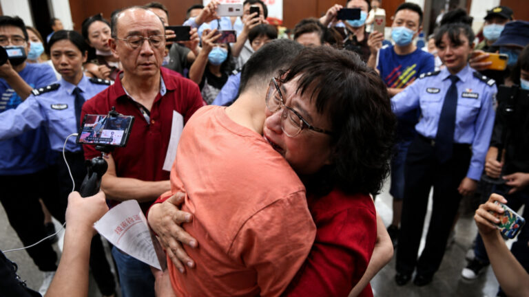 A MOTHER SEARCHED 32 YEARS FOR HER KIDNAPPED SON. REUNITING 29 OTHER FAMILIES WITH THEIR MISSING CHILDREN ALONG THE WAY. BEFORE SHE FINALLY FOUND HIM