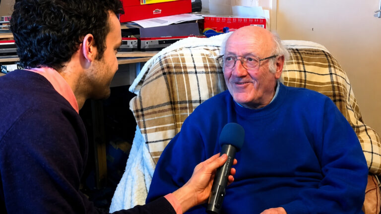 FOR 10 YEARS, AN ELDERLY MAN LISTENED TO HIS LATE WIFE’S VOICEMAIL EVERY DAY. WHEN IT WAS ACCIDENTALLY DELETED, 11 TELECOM ENGINEERS WORKED FOR 3 DAYS TO RECOVER IT