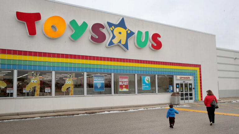 TOYS ‘R’ US TO OPEN 120 NEW STORES, BIGGEST EXPANSION IN YEARS